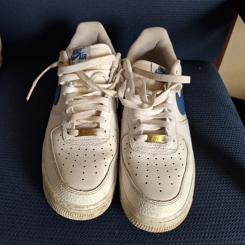 Nike Men’s Air Force 1 White Leather Sneakers with Blue Swoosh - Picture 6 of 6